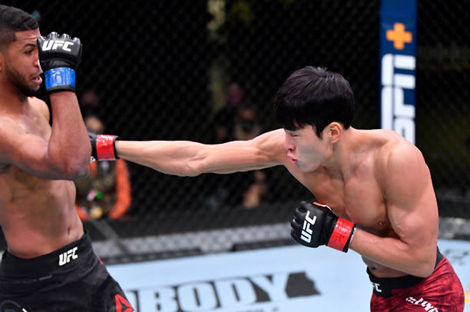 최승우(오른쪽)가 2021년 2월 미국 네바다주 엔터프라이즈 UFC on ESPN+ 42에서 훗날 페더급 공식랭킹 12위가 되는 유세프 잘랄을 당황하게 만들고 있다. 사진=TKO