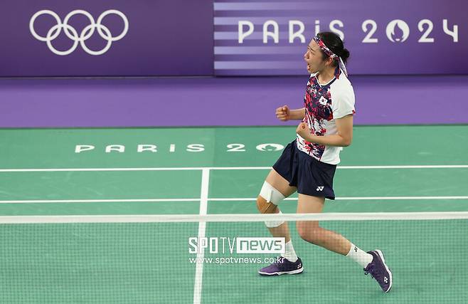 ▲ '옛 라이벌'에게 낙승을 거뒀다. 안세영은 천위페이를 단 43분 만에 잡고 4강에 안착했다. ⓒ 연합뉴스