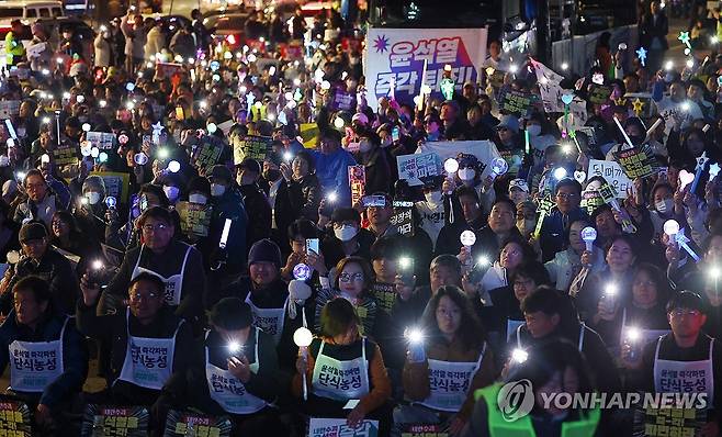 윤석열 대통령 파면 촉구하는 시민들 (서울=연합뉴스) 김도훈 기자 = 지난 14일 서울 종로구 광화문 앞에서 열린 '내란수괴 윤석열 즉각 파면 긴급행동' 집회 참가자들이 구호를 외치고 있다. 2025.3.14 superdoo82@yna.co.kr