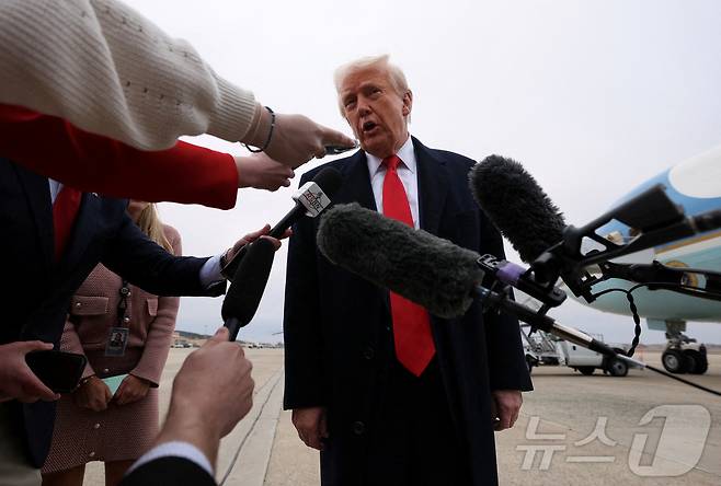 도널드 트럼프 미국 대통령이 지난 14일(현지시간) 미국 메릴랜드주 앤드루스 합동 기지에서 출발하는 에어포스원에 탑승하기 전 기자들과 이야기를 나누고 있다. ⓒ 로이터=뉴스1 ⓒ News1 류정민 특파원