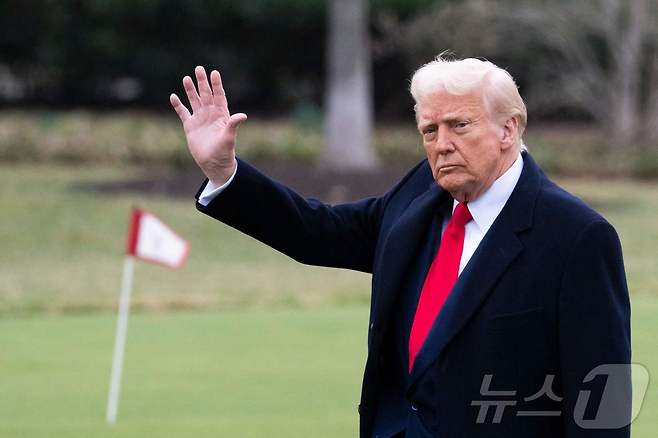 도널드 트럼프 미국 대통령이 14일(현지시간) 플로리다주 마러라고 리조트에서 주말을 보내기 위해 워싱턴 백악관을 나서고 있다. 2025.03.16 ⓒ AFP=뉴스1 ⓒ News1 우동명 기자