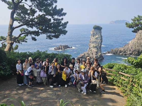 제주를 찾은 일본인 관광객들이 지난 8월 기념 촬영을 하고 있다. 사진 제주관광공사