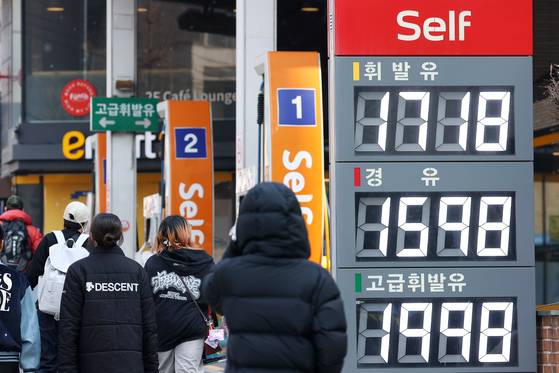 지난 9일 서울의 한 주유소. 고급 휘발유 가격이 L당 1998원을 가리키고 있다. 연합뉴스