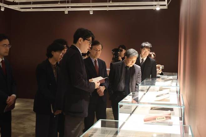 학교 관계자들이 서울 광진구 장로회신학대 역사박물관에서 열린 전시회를 구경하고 있다. 장로회신학대 제공