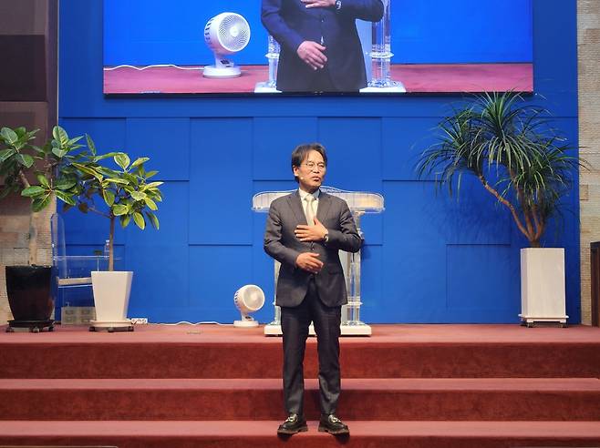 김관선 산정현교회 목사가 교인들에게 "북한 동포와 통일을 위해 기도하자"고 요청하고 있다.