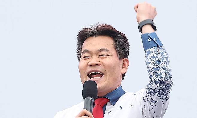 전한길 한국사 강사가 15일 경북 구미시 구미역 앞에서 열린 세이브코리아 주최 윤석열 대통령 탄핵 반대 집회인 국가비상기도회에서 발언하고 있다. 구미=연합뉴스