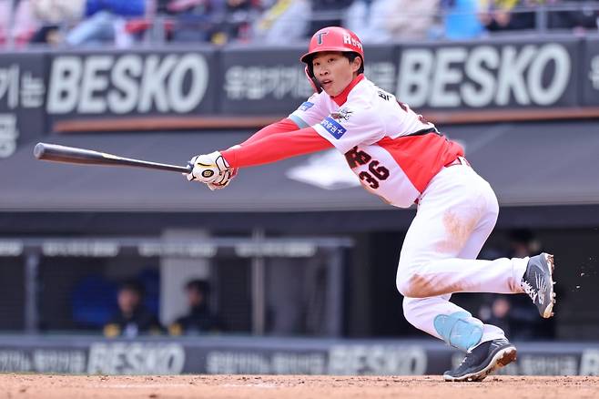 16일 오후 광주-KIA챔피언스필드에서 열린 2025 신한 SOL Bank KBO리그 삼성 라이온즈와 KIA 타이거즈의 경기, 1번타자 겸 중견수로 선발 출전한 KIA 박재현이 5타수 3안타 1타점 1득점 1볼넷으로 활약했다. KIA 타이거즈