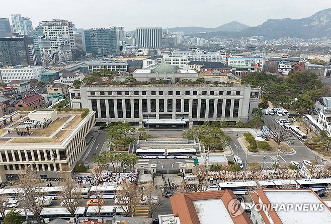 윤석열 대통령 탄핵심판, 대통령사건 '최장 평의' (서울=연합뉴스) 신현우 기자 = 헌법재판소가 윤석열 대통령 탄핵심판의 변론을 종결한 뒤 아직 선고일을 지정하지 못하면서 대통령 탄핵 사건 중 최장기간 숙의를 거듭하고 있다.
12일 서울 종로구 헌재 주위에 경찰 버스가 배치돼 있다. 2025.3.12 nowwego@yna.co.kr