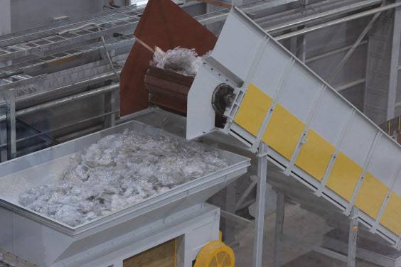 경기도 화성에 있는 수퍼빈 아이엠팩토리에서 투명 페트병들이 재활용 설비를 통해 선별되고 있는 모습. (사진=수퍼빈)