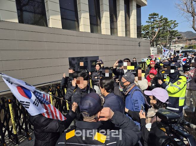 14일 오전 서울 종로구 재동의 헌법재판소 민원실 앞에서 윤석열 대통령 지지자들이 윤 대통령 퇴진을 촉구하는 대학생 단체에 항의하고 있다. (사진=정윤지 기자)