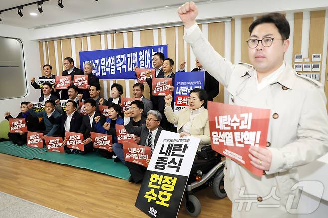 더불어민주당 소속 제주특별자치도의회 의원들이 13일 오후 도의회 의사당 로비에서 헌법재판소를 향해 윤석열 대통령에 대한 신속한 파면 결정을 촉구하는 릴레이 철야 농성에 돌입했다. 2025.3.13/뉴스1 ⓒ News1 오미란 기자