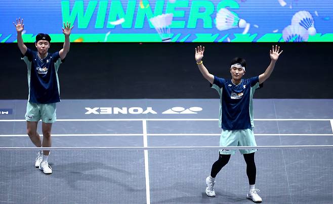 (250316) -- BIRMINGHAM, March 16, 2025 (Xinhua) -- Kim Won Ho/Seo Seung Jae (L) celebrate after winning the men's doubles semifinal between He Jiting/Ren Xiangyu of China and Kim Won Ho/Seo Seung Jae of South Korea at the All England Open Badminton Championships 2025 in Birmingham, Britain, March 15, 2025. (Xinhua/Li Ying)<저작권자(c) 연합뉴스, 무단 전재-재배포, AI 학습 및 활용 금지>