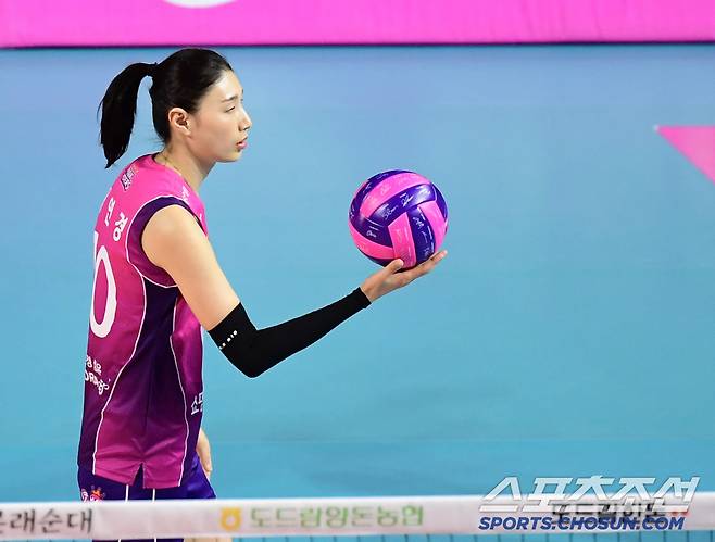 경기를 앞두고 팬들에게 기념볼을 던져주는 김연경.