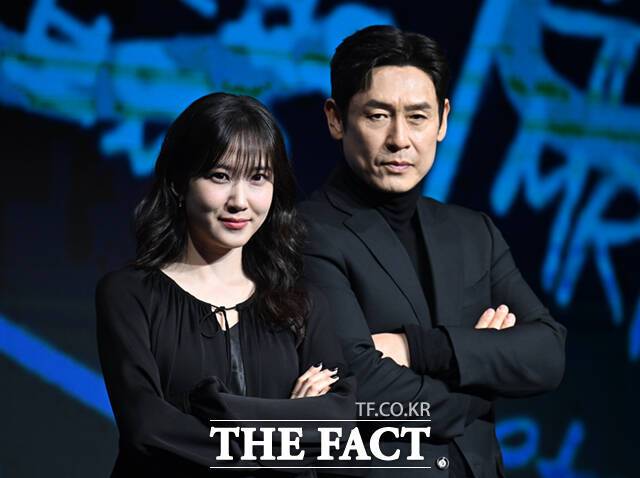 배우 박은빈(왼쪽)과 설경구가 17일 서울 여의도 콘래드 서울 호텔 그랜드볼룸에서 열린 디즈니플러스 오리지널 시리즈 '하이퍼나이프'에서 제자와 스승으로 호흡을 맞춘다. /이새롬 기자