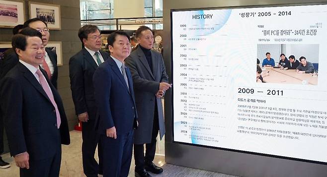 14일 경기 성남시 안랩 본사에서 안철수 창업자(가운데)가 안랩 창립 30주년을 맞아 1층에 신설된 ‘안랩 히스토리관’을 둘러보고 있다. 안랩 제공