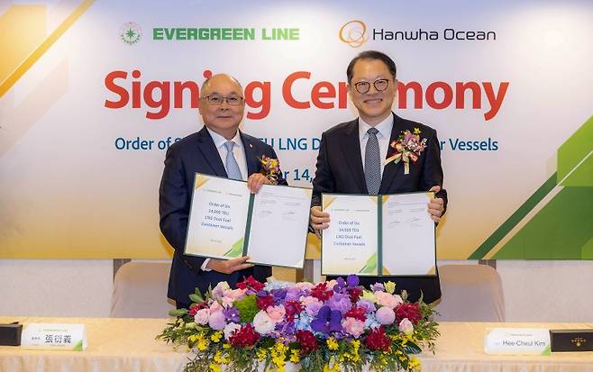 김희철 한화오션 대표이사(오른쪽)와 장옌 에버그린 회장이 대만 현지에서 액화천연가스(LNG) 이중연료추진 초대형 컨테이너선 건조 계약서에 서명한 뒤 기념촬영을 하고 있다. 한화오션 제공