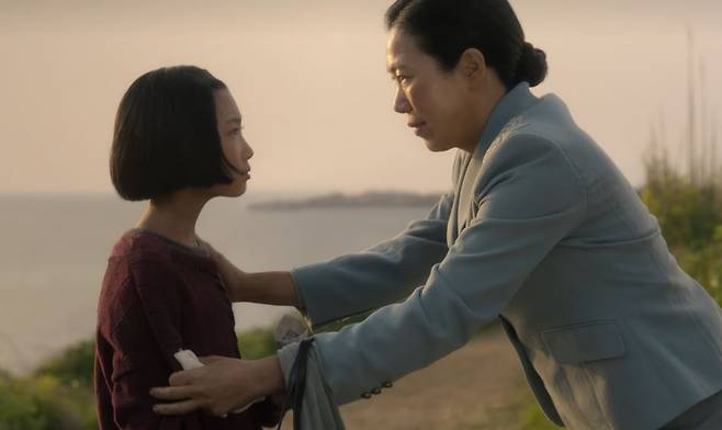 드라마 ‘폭싹 속았수다’속 어린 애순(왼)과 엄마 광례(오)의 모습/사진=넷플릭스 ‘폭삭 속았수다’ 캡처