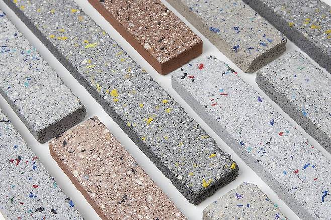 다양한 형태로 제조 가능한 웝스의 섬유 폐기물 업사이클링 건축 자재 / 출처=IT동아