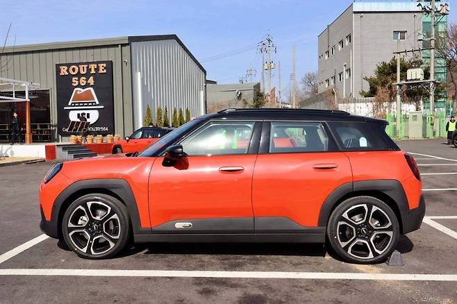 더 뉴 올-일렉트릭 MINI 에이스맨 측면부 / 출처=IT동아