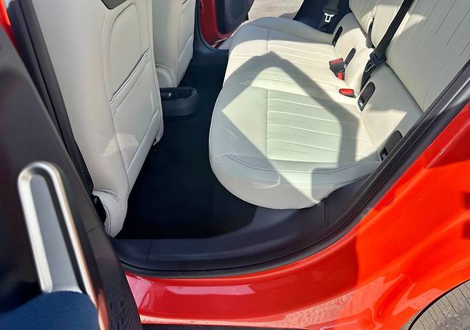 더 뉴 올-일렉트릭 MINI 에이스맨 2열 공간 / 출처=IT동아