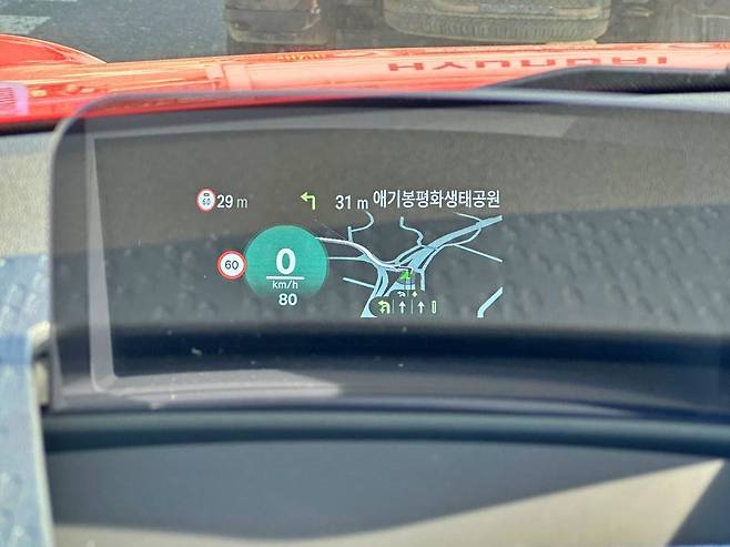 한국형 내비게이션과 연동된 헤드업 디스플레이로 다양한 정보를 제시하는 모습 / 출처=IT동아