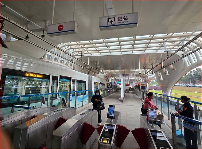 이빈의 'ART 이빈서역 정거장' 모습. 도시철도역과 흡사하다. 이빈=강갑생 기자