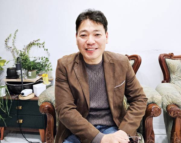 탁동일 빈들의교회 목사가 지난 12일 인천의 교회에서 노숙인 복음 사역에 관해 설명하고 있다. 빈들의교회 제공