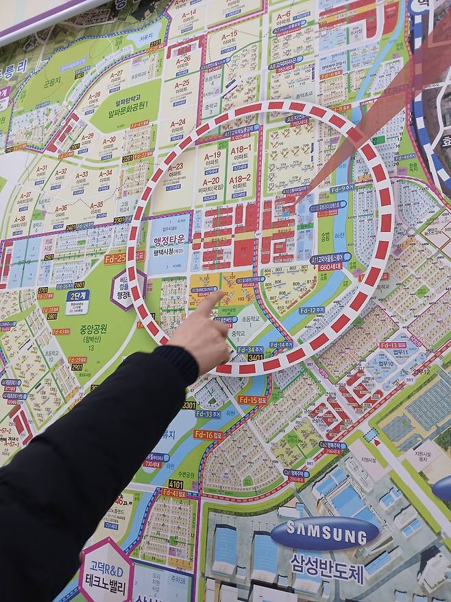 10일 한 부동산 관계자가 기자에게 고덕신도시에 대해 설명하고 있다. 김희량 기자
