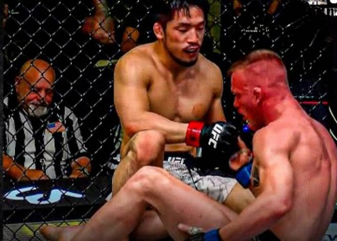 16일(한국 시간) 미국 네바다주 라스베이거스 UFC 에이펙스에서 열린 유수영(사진 가운데)과 A.J. 커닝햄의 경기 장면 중 일부. tvN SPORTS 유튜브 중계방송 캡처