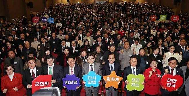 국민의힘 권영세 비상대책위원장과 권성동 원내대표가 17일 서울 여의도 국회 의원회관에서 열린 전국 시·도당 및 당원협의회 주요당직자 연수에서 기념촬영을 하고 있다. ⓒ연합뉴스