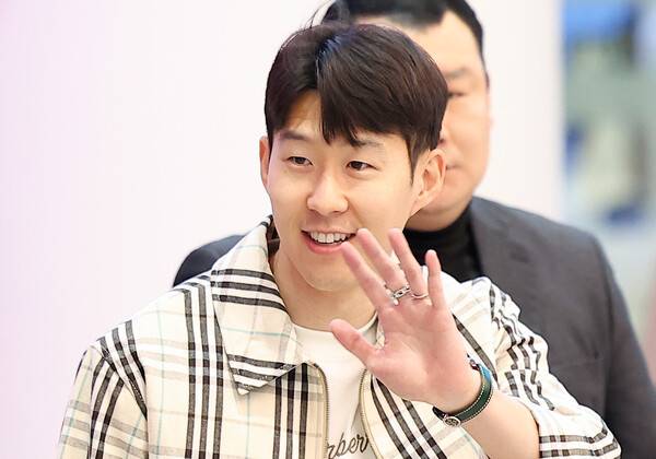 ▲ 축구대표팀 주장 손흥민과 황희찬 등 유럽파가 17일 오후 인천국제공항을 통해 귀국했다. 이들은 곧바로 대표팀에 합류했다. ⓒ연합뉴스