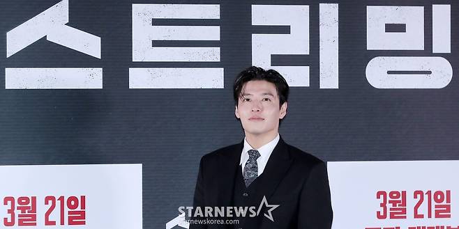 배우 강하늘이 17일 오후 서울 송파구 롯데월드타워 롯데시네마에서 진행된 영화 '스트리밍' 언론시사회 및 기자간담회에 참석해 포즈를 취하고 있다. '스트리밍'은 구독자 수 1위의 범죄 채널 스트리머 우상이 풀리지 않던 연쇄살인사건의 단서를 발견하고 범인을 추적하는 과정을 실시간으로 방송하며 벌어지는 이야기를 그린 스릴러 영화다. 오는 21일 개봉. 2025.03.17 /사진=김창현 chmt@