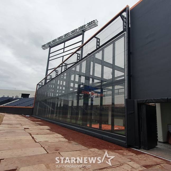 한화 이글스 새 홈구장 '대전 한화생명 볼파크' 우측 외야에 설치된 몬스터 월. 안에는 미디어 글래스가 내장돼 있어서 겉면이 철조망으로 돼 있다. /사진=김동윤 기자