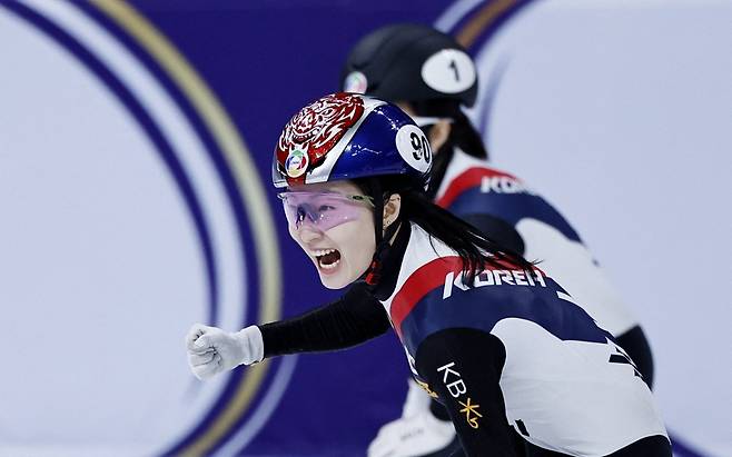 한국 여자 쇼트트랙 국가대표 최민정이 16일 중국 베이징에서 열린 2025 ISU 쇼트트랙 세계선수권대회 여자 1500m 결승에서 우승한 뒤 환호하고 있다. REUTERS/연합뉴스