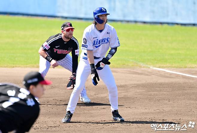 1일 오후 일본 오키나와 온나손 아카마 구장에서 열린 LG 트윈스와 삼성 라이온즈의 연습경기, 1회말 삼성 구자욱이 볼넷으로 출루하고 있다. 엑스포츠뉴스 DB