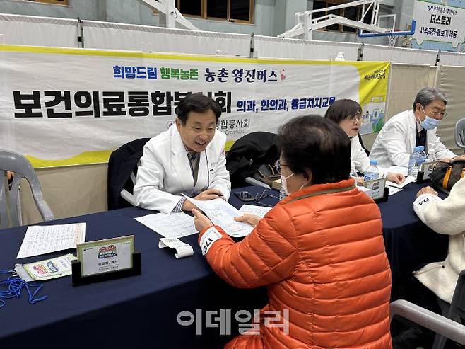 18일 경기 포천 소흘읍에서 농림축산식품부와 포천시, 농협 등이 함께 개최한 ‘농촌 왕진버스’에서 진료를 하는 모습(사진=이데일리 김은비 기자)