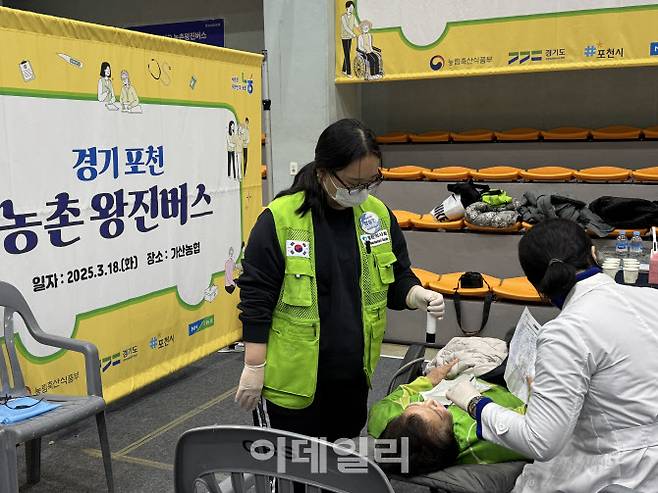 18일 경기 포천 소흘읍에서 농림축산식품부와 포천시, 농협 등이 함께 개최한 ‘농촌 왕진버스’에서 진료를 하는 모습(사진=이데일리 김은비 기자)