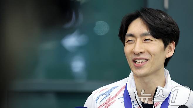 스피드스케이팅 이승훈이 제9회 하얼빈 동계아시안게임 출전을 마치고 12일 오후 인천국제공항을 통해 귀국해 인터뷰를 하고 있다. 이승훈은 동계 아시안게임에서만 총 9개의 메달을 획득, 역대 한국 선수 최다 메달리스트로 우뚝 섰다. 2025.2.12/뉴스1 ⓒ News1 이동해 기자