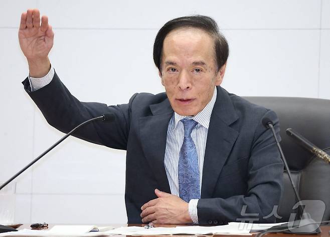 우에다 가즈오 일본은행 총재가 31일 (현지시간) 도쿄에 있는 일본은행 본점에서 기준 금리를 전격 인상한 뒤 기자회견을 갖고 “물가 전망이 실현되면 금리를 연내 추가 인상할 수도 있다”고 밝히고 있다. 2024.08.01 ⓒ AFP=뉴스1 ⓒ News1 우동명 기자