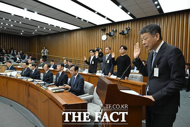 18일 국회에서 열린 정무위원회 홈플러스 기업회생절차에 대한 현안 질의에서 김광일 홈플러스 대표이사 겸 MBK 부회장이 선서하고 있다. /국회=배정한 기자