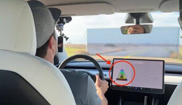 마크 로버의 가짜 벽 테스트 영상. 이 화면에서는 오토파일럿 기능이 활성화돼 있다. (사진=마크 로버 유튜브 캡쳐)