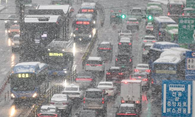 대설주의보가 발령된 18일 오전 서울 중구 세종대로에 눈이 내리고 있다. /뉴스1