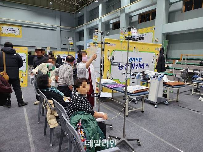 경기도 포천시 가산면 가산체육문화센터 내에서 운영된 농촌 왕진버스. ⓒ데일리안 김소희 기자