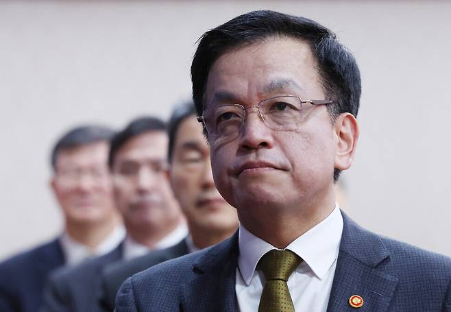 최상목 대통령 권한대행 부총리 겸 기획재정부 장관이 18일 정부서울청사에서 열린 국무회의에서 국기에 경례하고 있다. 대통령실사진기자단