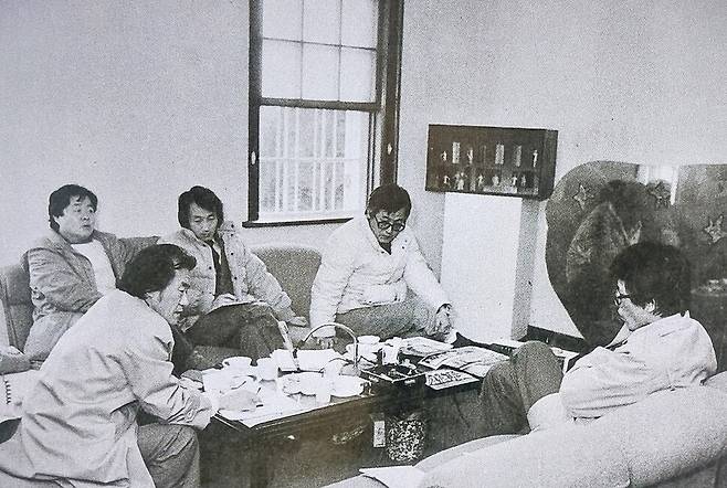 1984년 문제작가전 출품 작가 선정을 위한 좌담회 논의 모습. 왼쪽부터 김윤수, 박용숙, 윤범모, 원동석, 유홍준씨. 김달진미술자료박물관 전시장에서 볼 수 있다.