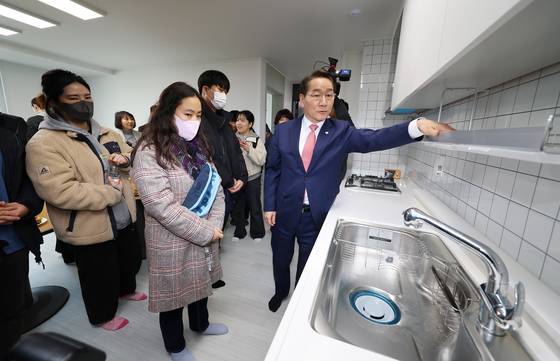 인천형 주거정책인 '천원주택' 신청 접수가 시작된 6일 인천 미추홀구 도화동 천원주택에서 유정복 시장과 예비 입주자들이 시설을 둘러 보고 있다. 연합뉴스