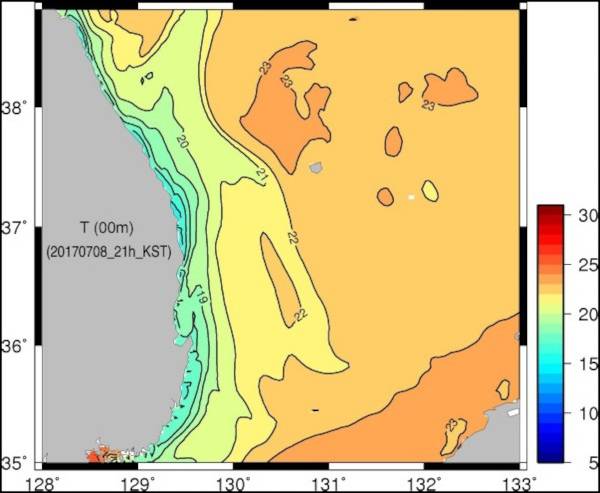 국립수산과학원이 제공한 2017년 7월 8일의 동해 해역(북위 35~40도, 동경 128~133도) 해수면 온도 분포도. 동해안 연안 대부분에서 19도 이하의 차가운 바닷물이 관측된다. 국립수산과학원
