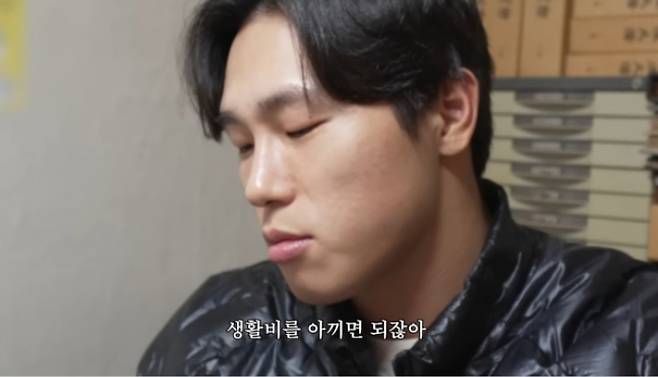 전 스켈레톤 선수 윤성빈이 캥거루족을 겨냥한 발언으로 논란의 중심에 섰다. 캥거루족은 학교를 졸업해 자립할 나이가 됐는데도 부모에게 경제적으로 의존하는 자녀를 뜻한다. /사진=윤성빈 유튜브 채널 캡처