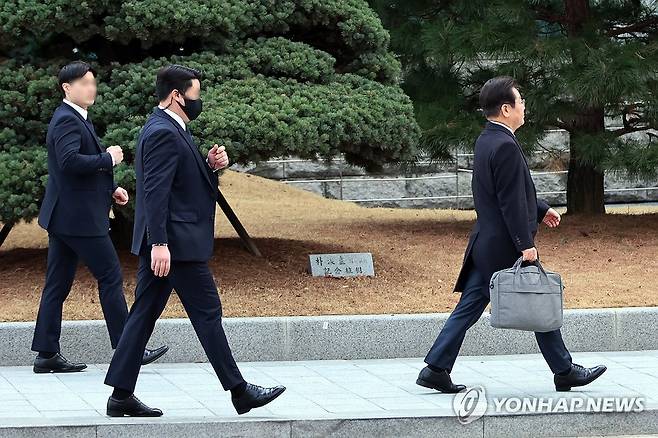 신변 위협 받는 이재명 대표 '밀착 경호' (서울=연합뉴스) 김주성 기자 = 최근 신변 위협 우려가 제기된 더불어민주당 이재명 대표가 17일 경호원들의 보호를 받으며 서울 여의도 국회 경내를 걷고 있다.
경찰은 이 대표에 대한 살해 협박 등 위협이 계속됨에 따라 첩보 수집 활동을 강화하는 한편 신변보호 방안을 당과 협의 중이다. 2025.3.17 utzza@yna.co.kr