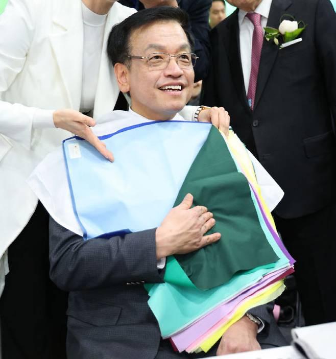 최상목 대통령 권한대행 부총리 겸 기획재정부 장관이 19일 서울 서초구 aT센터에서 열린 2025 대한민국 채용박람회에서 퍼스널 컬러를 알아보고 있다. (사진=뉴시스)